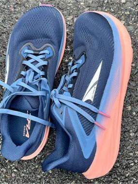 Altra Women's Torin 8 Running Shoe - Navy & Peach